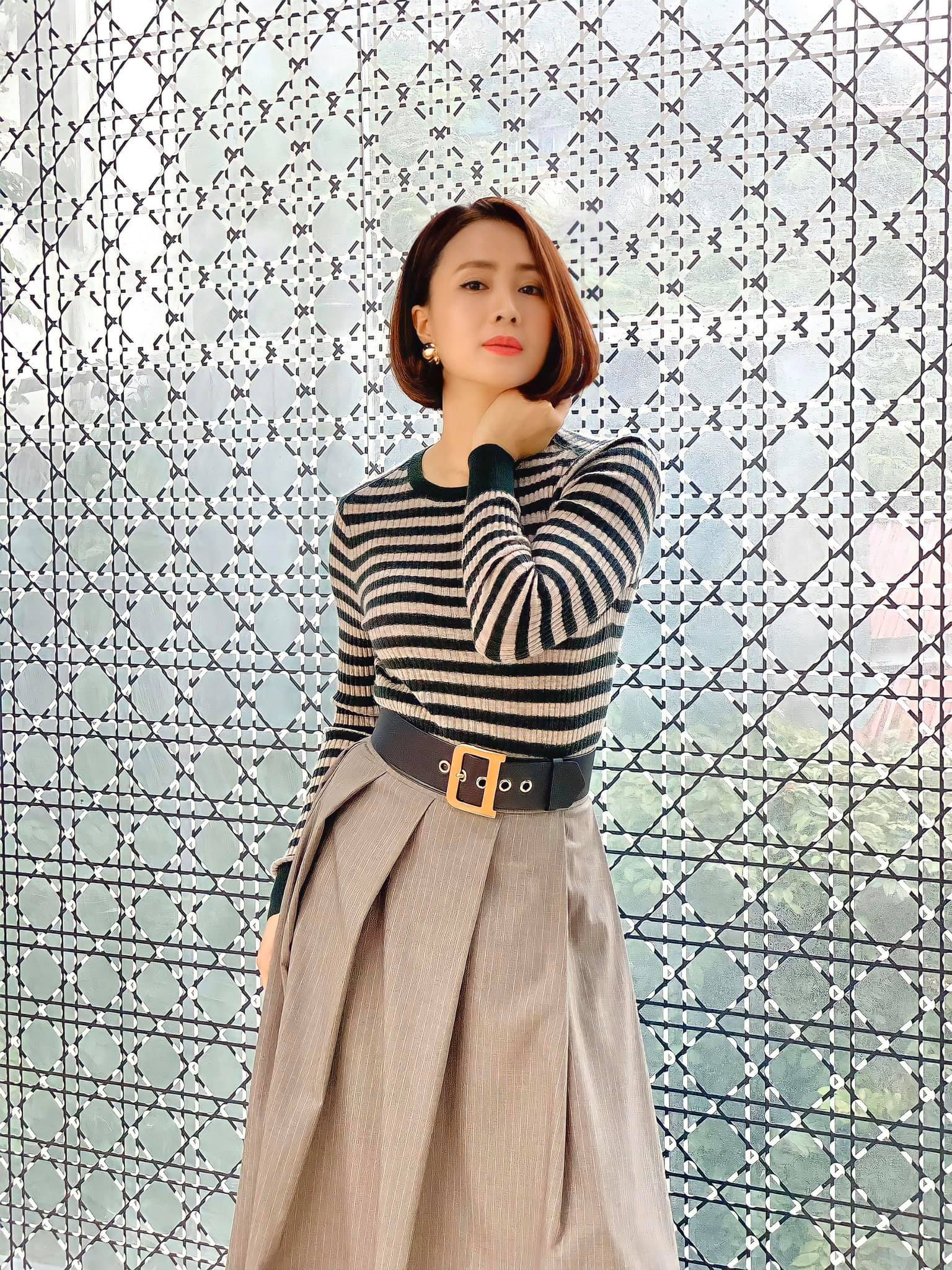 Hồng Diễm mặc chân váy rất đẹp ở tuổi ngoài 40 - Ảnh 10. Hồng Diễm mặc chân váy rất đẹp ở tuổi ngoài 40 - Ảnh 10.