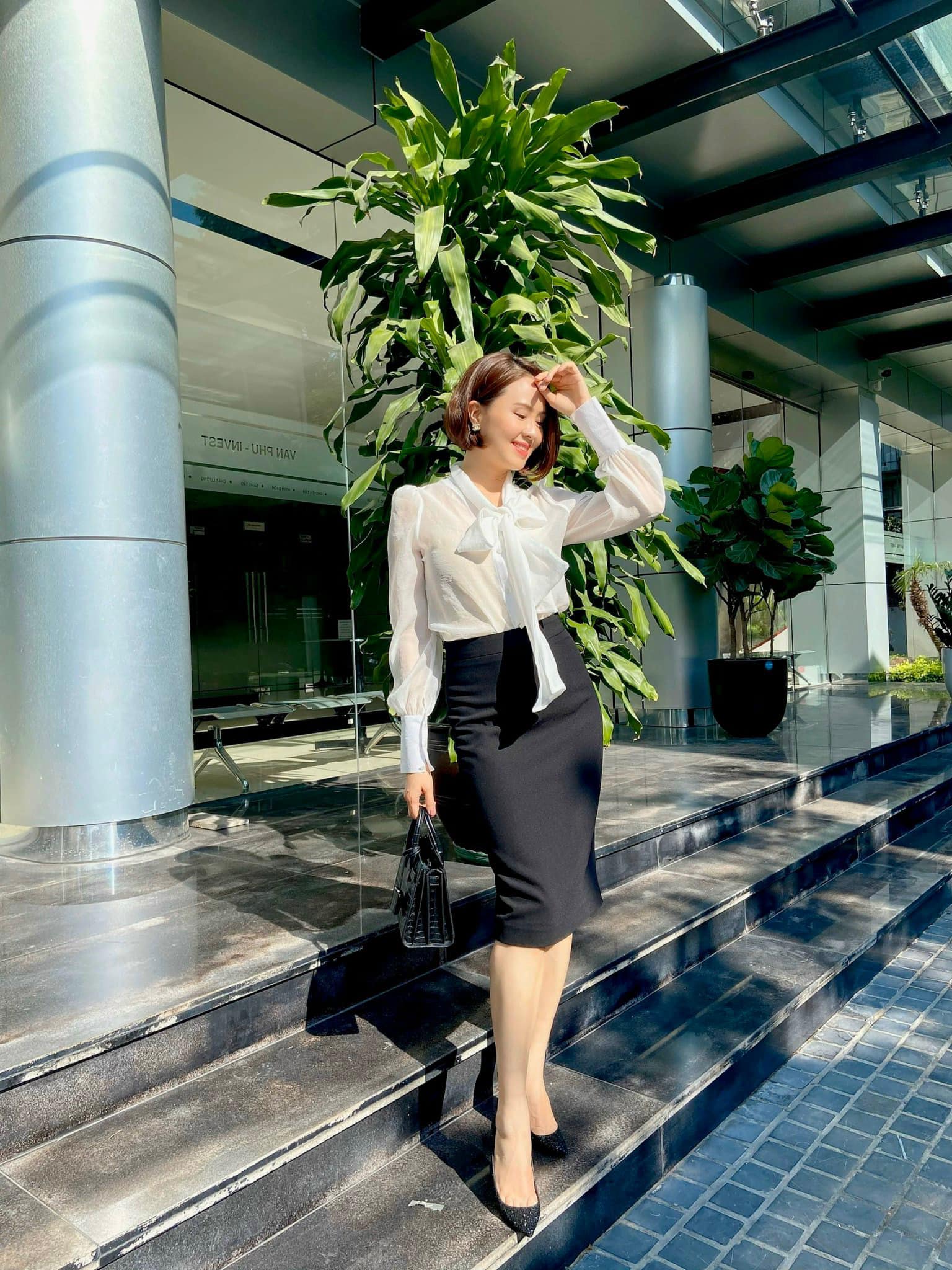 Hồng Diễm mặc chân váy rất đẹp ở tuổi ngoài 40 - Ảnh 9. Hồng Diễm mặc chân váy rất đẹp ở tuổi ngoài 40 - Ảnh 9.