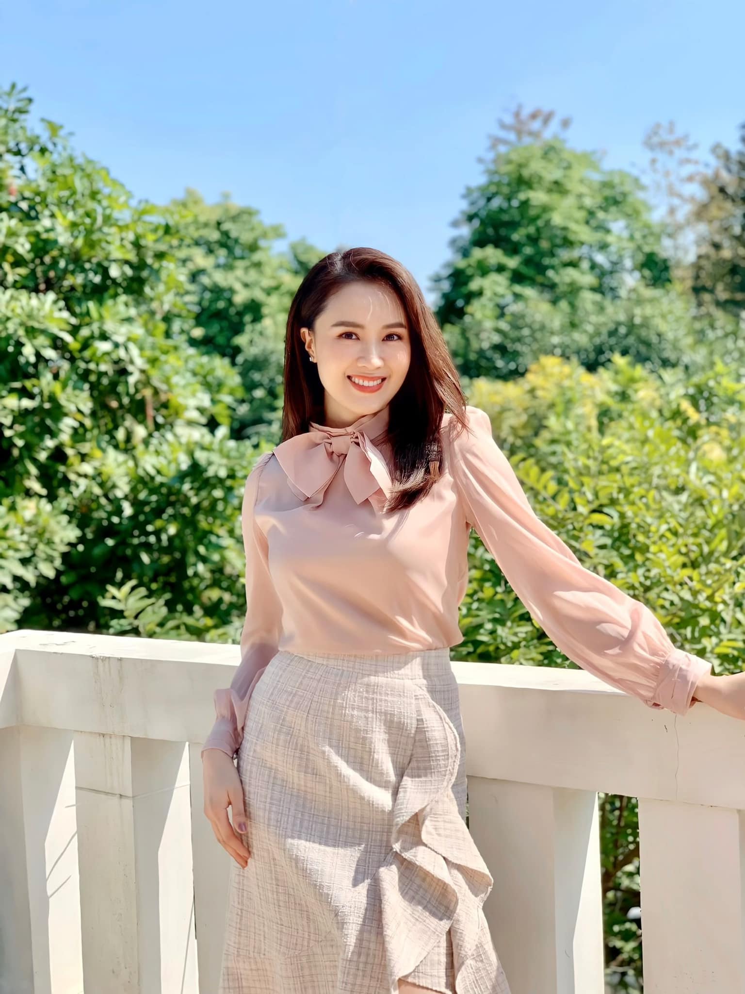 Hồng Diễm mặc chân váy rất đẹp ở tuổi ngoài 40 - Ảnh 8. Hồng Diễm mặc chân váy rất đẹp ở tuổi ngoài 40 - Ảnh 8.