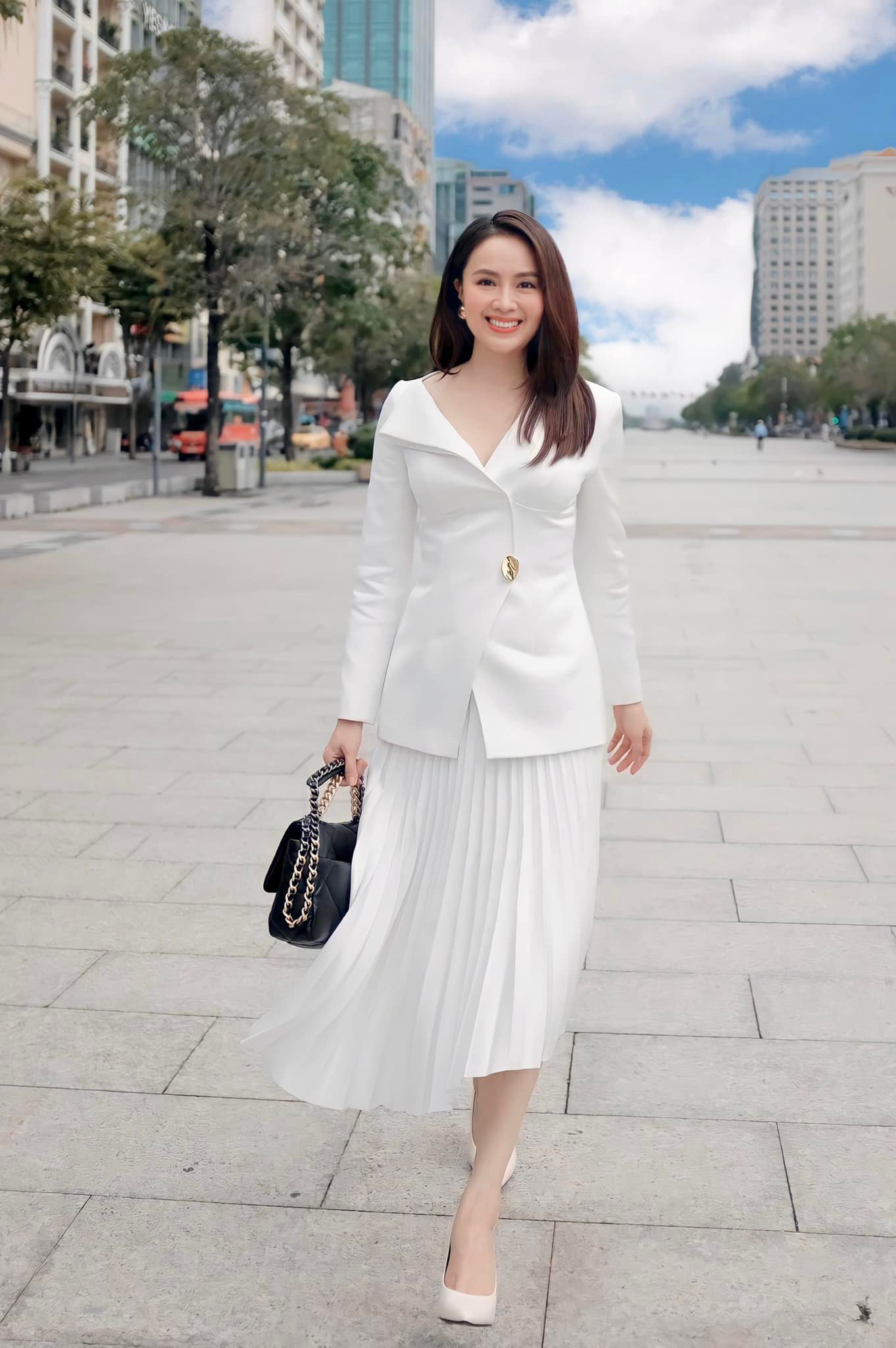 Hồng Diễm mặc chân váy rất đẹp ở tuổi ngoài 40 - Ảnh 7. Hồng Diễm mặc chân váy rất đẹp ở tuổi ngoài 40 - Ảnh 7.