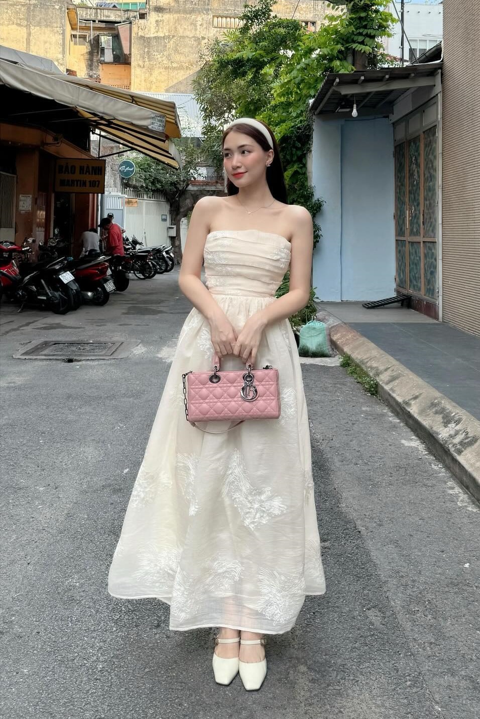 Mặc váy trẻ trung và tôn dáng như nữ ca sĩ cao 1m55- Ảnh 4. Mặc váy trẻ trung và tôn dáng như nữ ca sĩ cao 1m55- Ảnh 4.