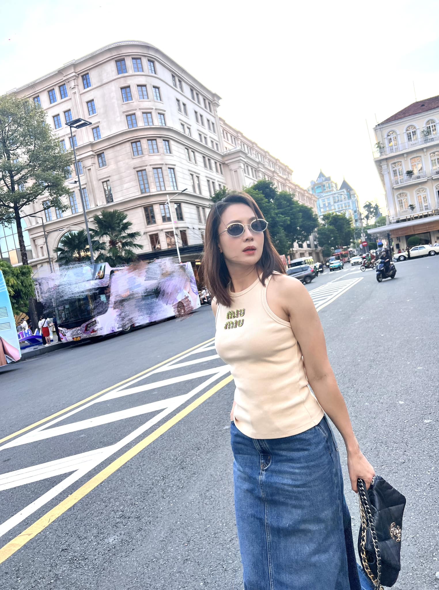 Hồng Diễm mặc chân váy rất đẹp ở tuổi ngoài 40 - Ảnh 1. Hồng Diễm mặc chân váy rất đẹp ở tuổi ngoài 40 - Ảnh 1.