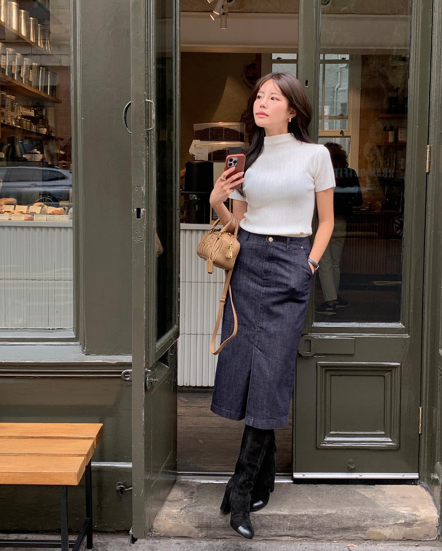 Mặc đẹp hơn trong mùa đông với 10 cách phối chân váy và giày boots- Ảnh 8. Mặc đẹp hơn trong mùa đông với 10 cách phối chân váy và giày boots- Ảnh 8.