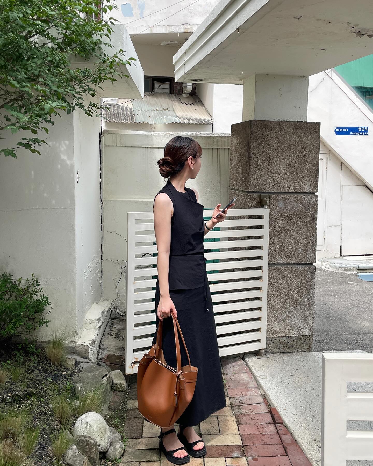 10 công thức mặc đẹp tối giản khi trời giao mùa- Ảnh 8. 10 công thức mặc đẹp tối giản khi trời giao mùa- Ảnh 8.