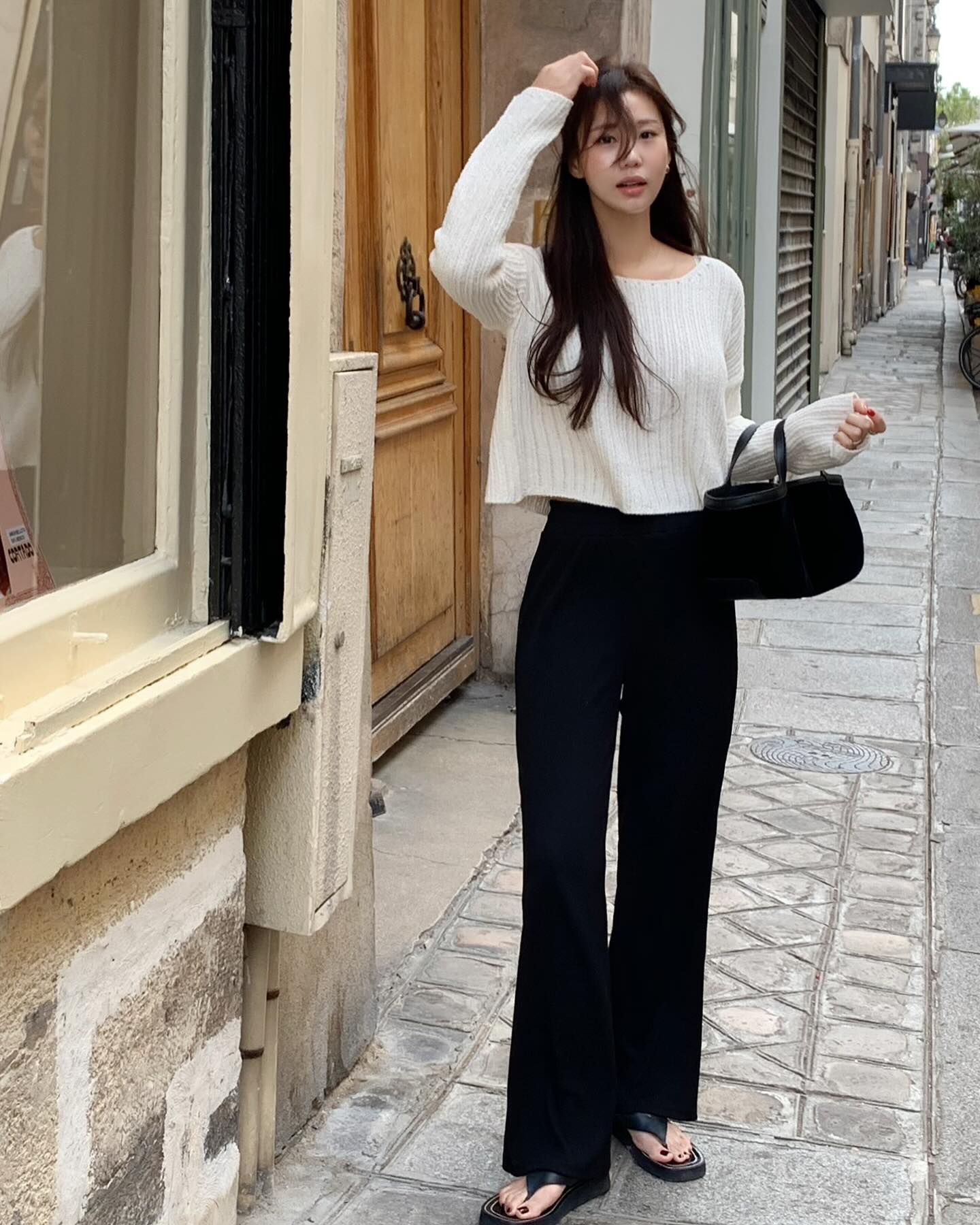 10 cách mặc áo mỏng dài tay sành điệu khi trời se lạnh- Ảnh 4. 10 cách mặc áo mỏng dài tay sành điệu khi trời se lạnh- Ảnh 4.