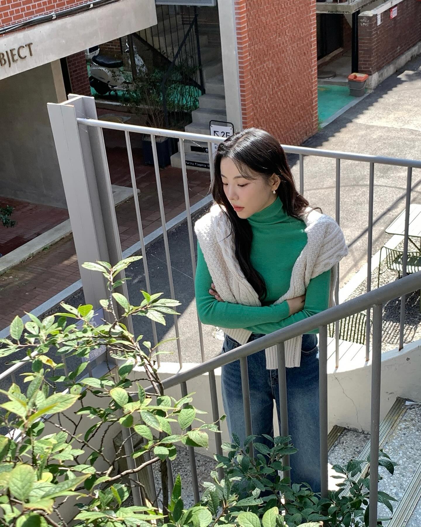 Mặc trang phục màu sắc không khó với 10 cách phối đồ trẻ trung, hài hòa- Ảnh 8. Mặc trang phục màu sắc không khó với 10 cách phối đồ trẻ trung, hài hòa- Ảnh 8.