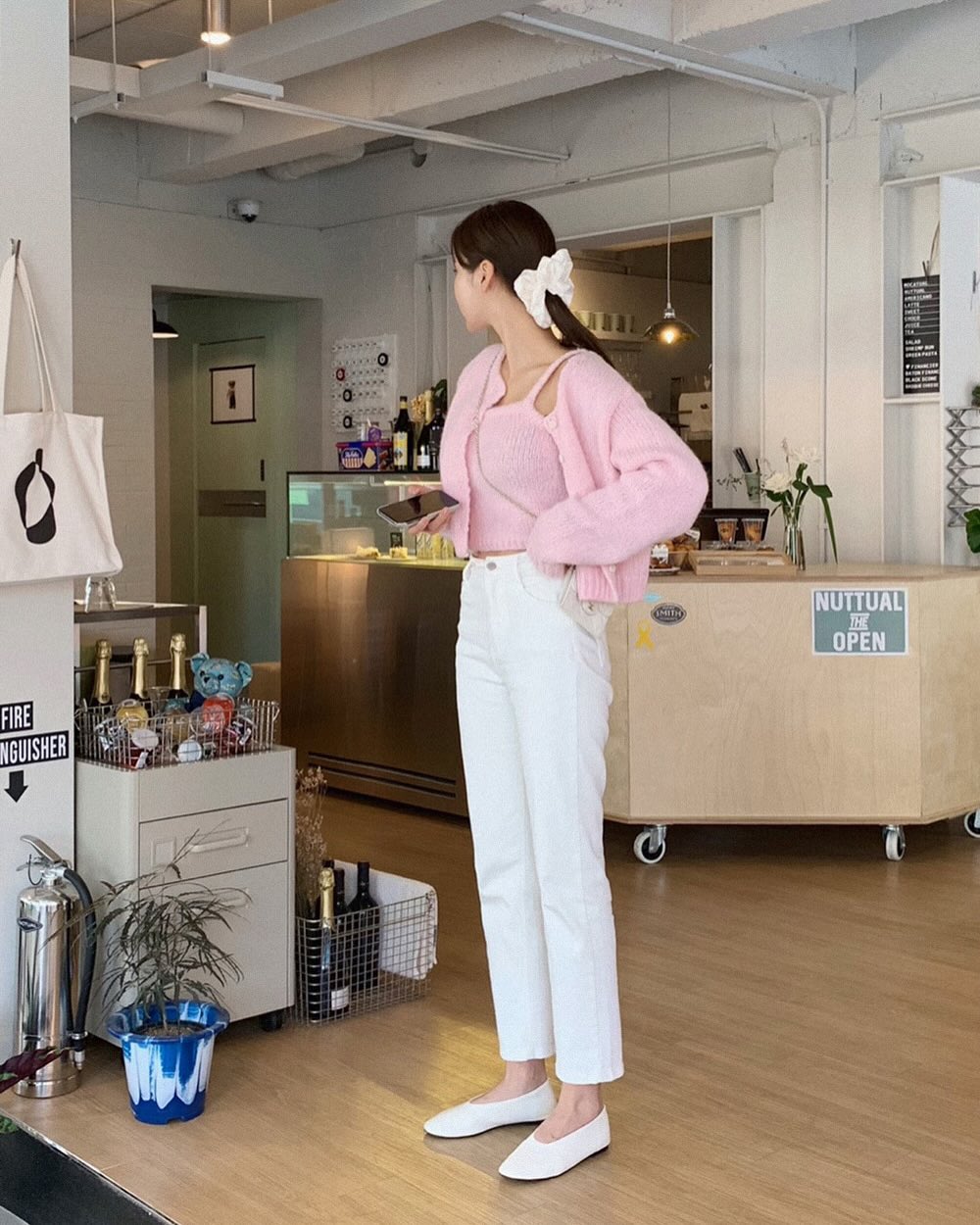Mặc trang phục màu sắc không khó với 10 cách phối đồ trẻ trung, hài hòa- Ảnh 1. Mặc trang phục màu sắc không khó với 10 cách phối đồ trẻ trung, hài hòa- Ảnh 1.
