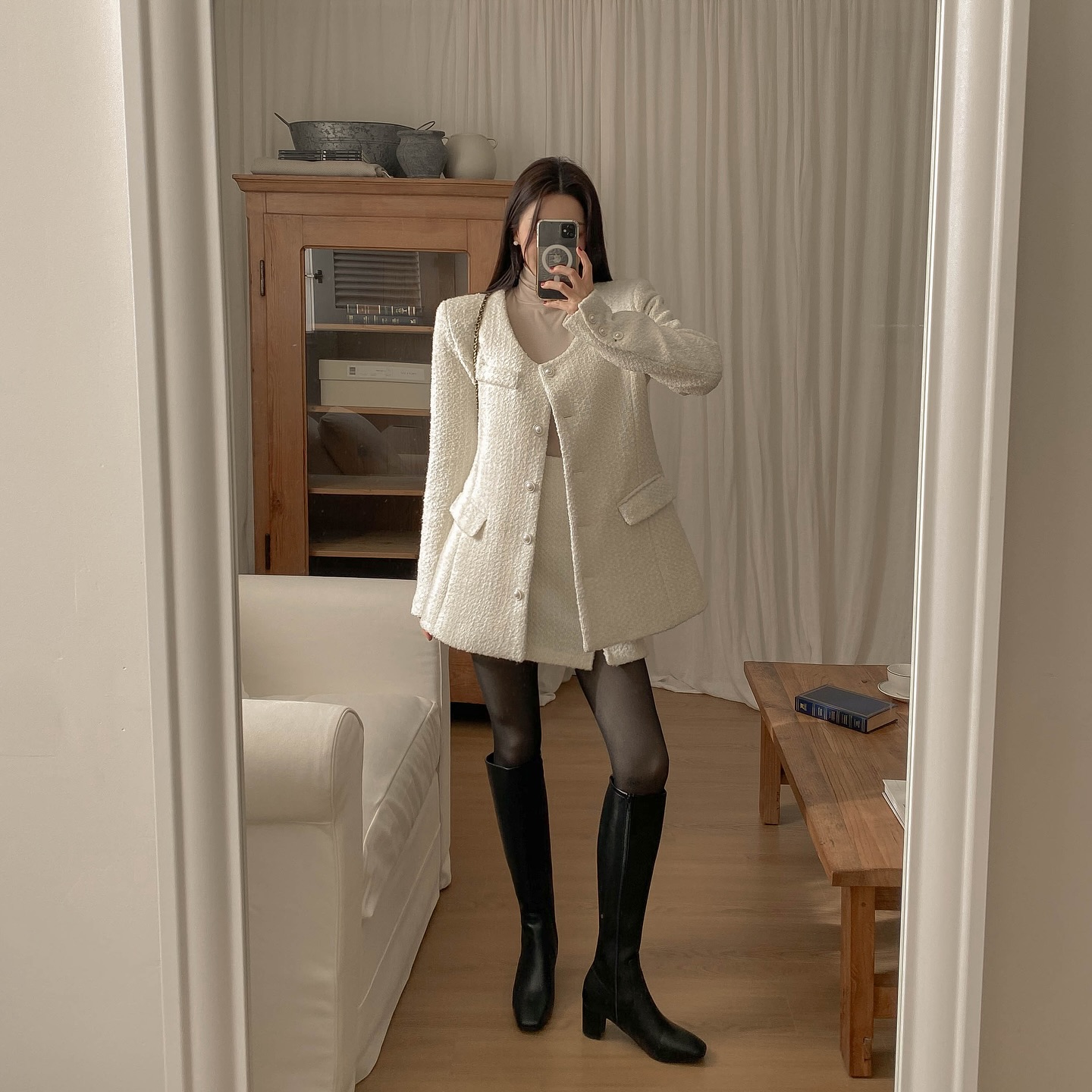 Mặc đẹp hơn trong mùa đông với 10 cách phối chân váy và giày boots- Ảnh 1. Mặc đẹp hơn trong mùa đông với 10 cách phối chân váy và giày boots- Ảnh 1.