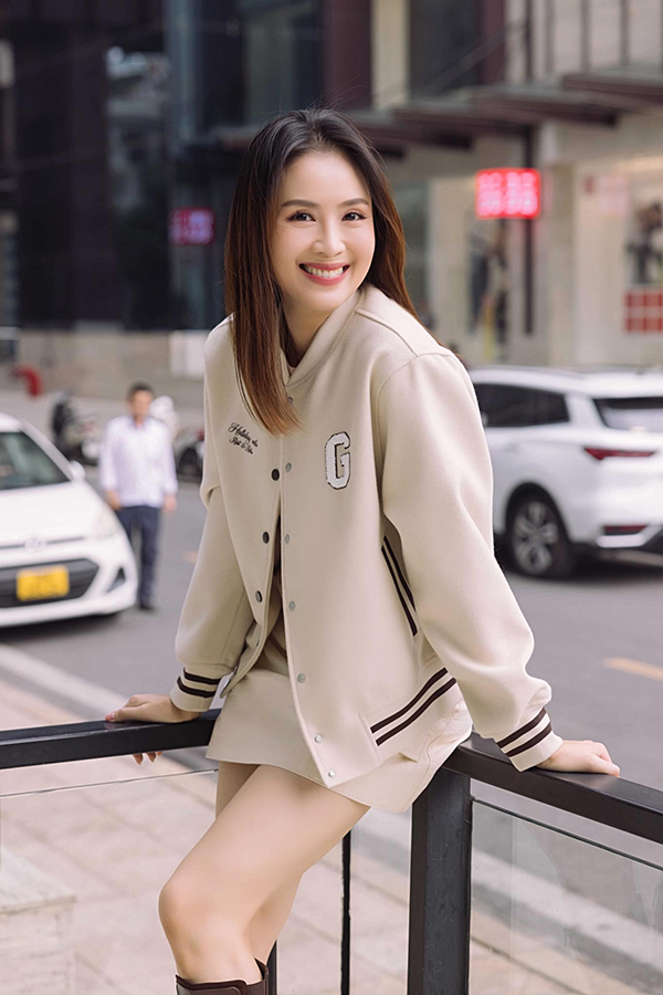 Hồng Diễm 'ăn gian' tuổi thật nhờ gu thời trang đời thực đáng tham khảo - Ảnh 4. Hồng Diễm 'ăn gian' tuổi thật nhờ gu thời trang đời thực đáng tham khảo - Ảnh 4.