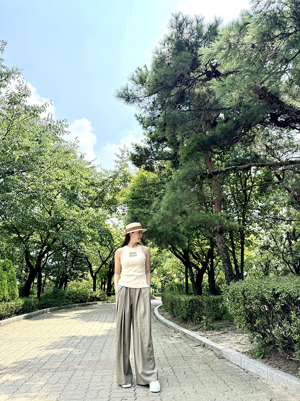 Hồng Diễm 'ăn gian' tuổi thật nhờ gu thời trang đời thực đáng tham khảo - Ảnh 6. Hồng Diễm 'ăn gian' tuổi thật nhờ gu thời trang đời thực đáng tham khảo - Ảnh 6.