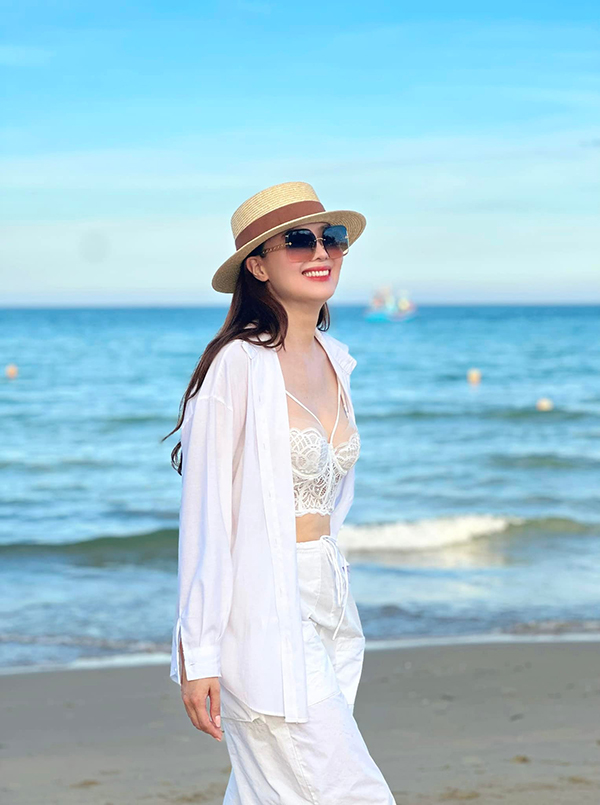 Hồng Diễm 'ăn gian' tuổi thật nhờ gu thời trang đời thực đáng tham khảo - Ảnh 2. Hồng Diễm 'ăn gian' tuổi thật nhờ gu thời trang đời thực đáng tham khảo - Ảnh 2.