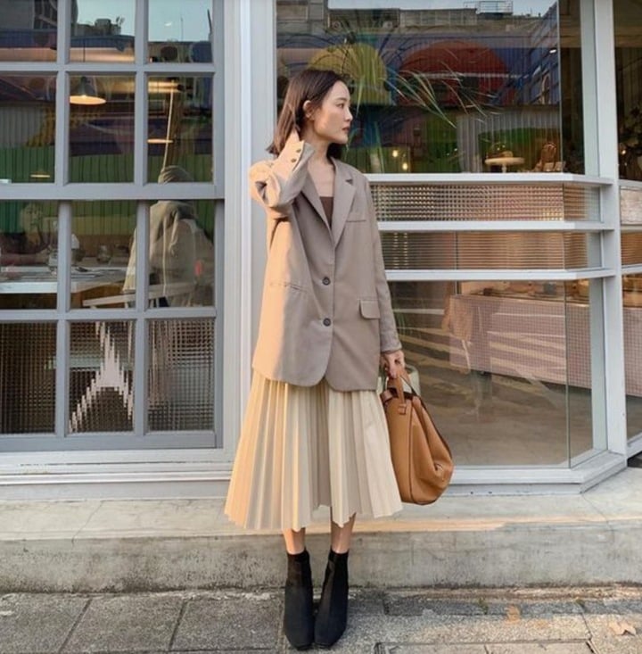 Cách phối áo blazer với chân váy - Ảnh 4. Cách phối áo blazer với chân váy - Ảnh 4.