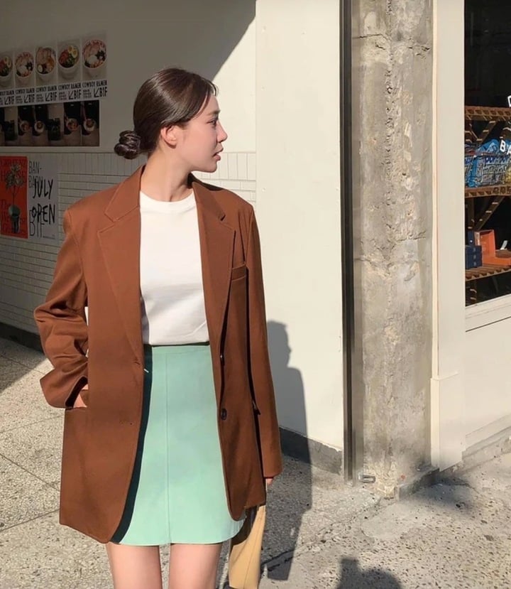 Cách phối áo blazer với chân váy - Ảnh 1. Cách phối áo blazer với chân váy - Ảnh 1.
