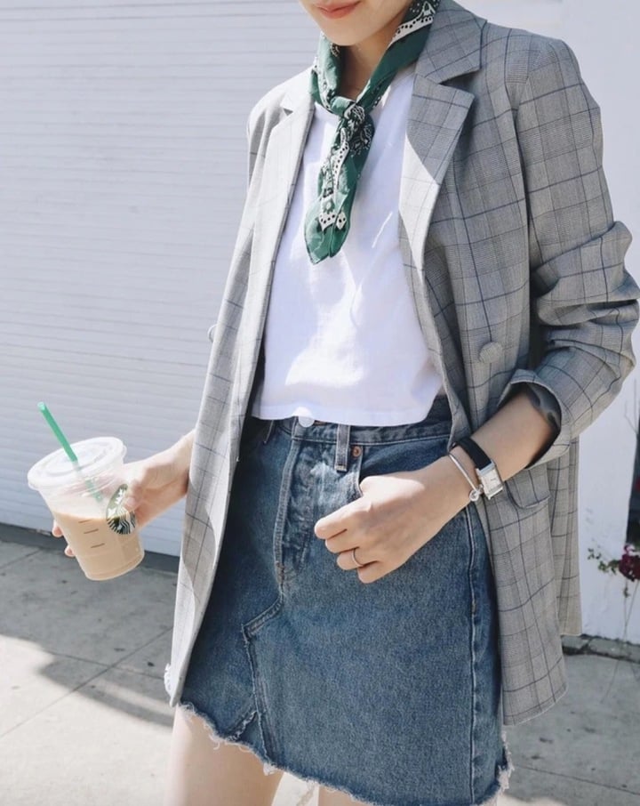 Cách phối áo blazer với chân váy - Ảnh 3. Cách phối áo blazer với chân váy - Ảnh 3.
