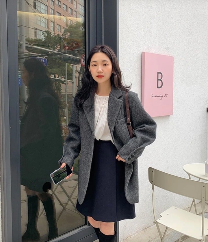 Cách phối áo blazer với chân váy - Ảnh 6. Cách phối áo blazer với chân váy - Ảnh 6.