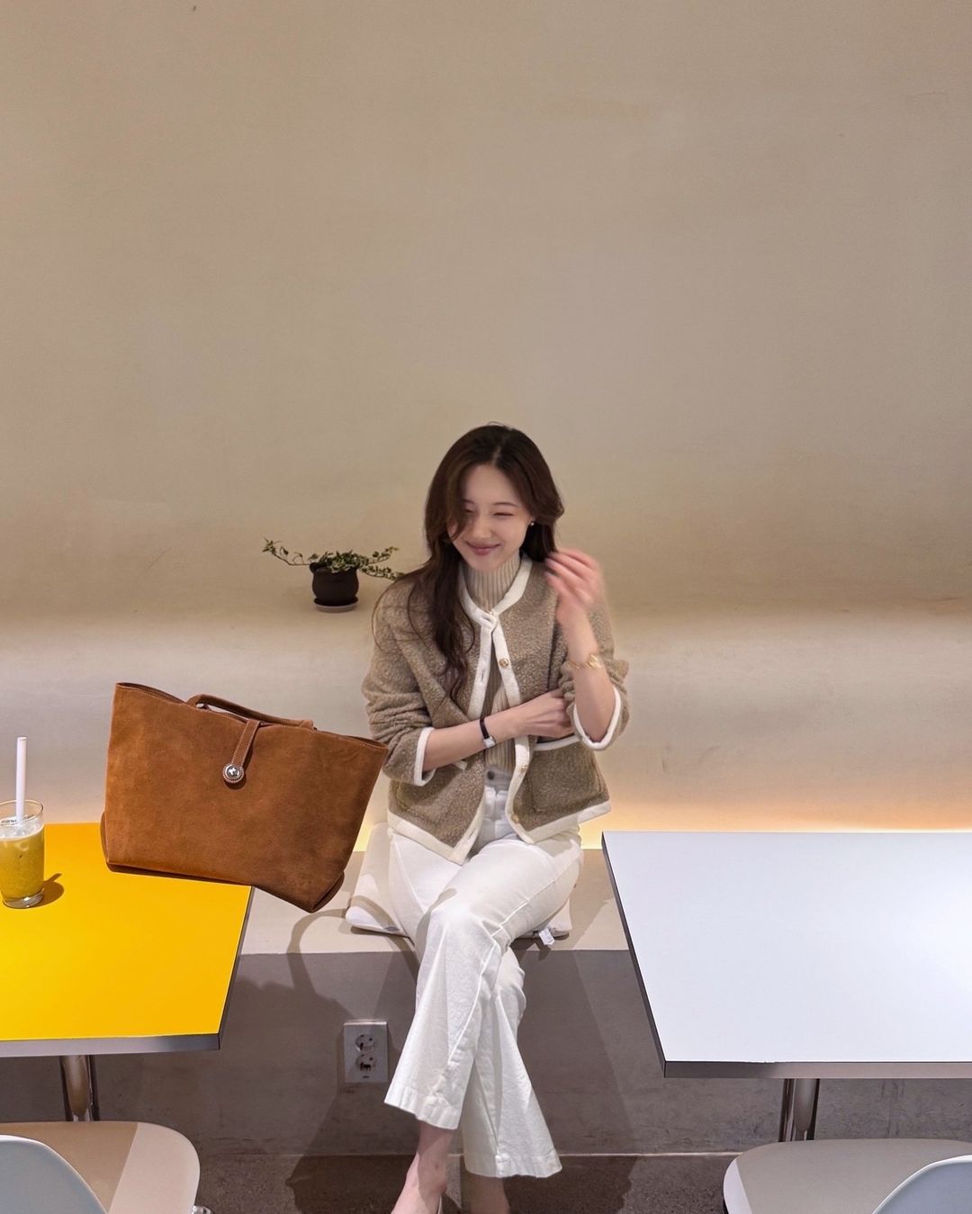 Kiểu áo nhất định phải có trong mùa lạnh: Tôn dáng, sành điệu và thanh lịch tuyệt đối- Ảnh 10. Kiểu áo nhất định phải có trong mùa lạnh: Tôn dáng, sành điệu và thanh lịch tuyệt đối- Ảnh 10.