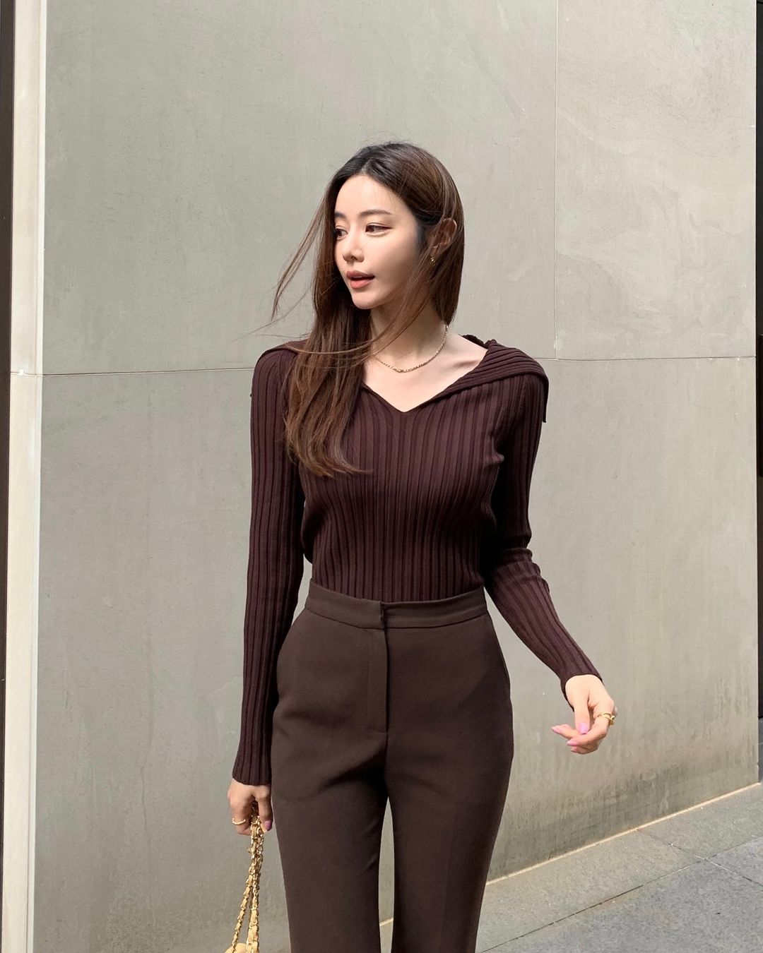 Kiểu áo nhất định phải có trong mùa lạnh: Tôn dáng, sành điệu và thanh lịch tuyệt đối- Ảnh 11. Kiểu áo nhất định phải có trong mùa lạnh: Tôn dáng, sành điệu và thanh lịch tuyệt đối- Ảnh 11.